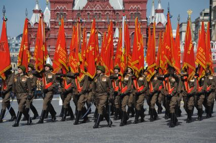 Москва. Военнослужащие в военной форме времен Великой Отечественной войны во время военного парада на Красной площади, в честь 70-летия Победы в Великой Отечественной войне.