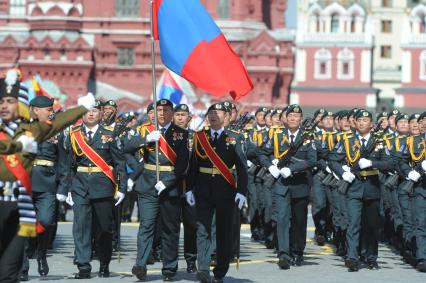 Москва. Военнослужащие подразделения полка государственного почетного караула Вооруженных сил Монголии во время военного парада на Красной площади, в честь 70-летия Победы в Великой Отечественной войне.