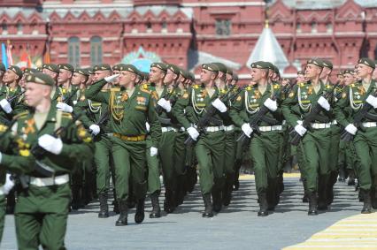 Москва. Воспитанники Серпуховского военного институты ракетных войск во время военного парада на Красной площади, в честь 70-летия Победы в Великой Отечественной войне.