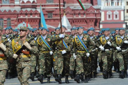 Москва. Военнослужащие парадного расчета 5-ой отдельной бригады специального назначения Вооруженных сил Республики Беларусь во время военного парада на Красной площади, в честь 70-летия Победы в Великой Отечественной войне.