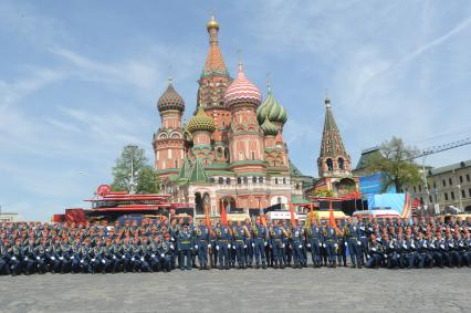 Москва. Военнослужащие МЧС РФ Владимир Пучков фотографируются после военного парада на Красной площади, в честь 70-летия Победы в Великой Отечественной войне.