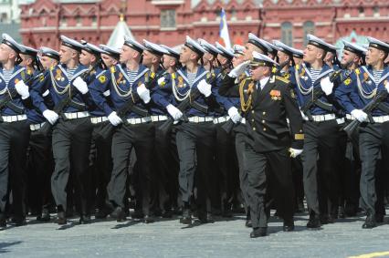 Москва. Воспитанники Государственного морского университета имени адмирала Ф. Ф. Ушакова во время военного парада на Красной площади, в честь 70-летия Победы в Великой Отечественной войне.