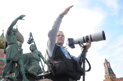 Москва. Фотокорреспондент Сергей Карпухин во время  Парада на Красной площади, в честь 70-летия Победы в Великой Отечественной войне.