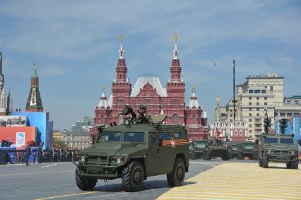 Москва. Бронеавтомобили `Тигр` с противотанковым ракетным комплексом `Корнет` во время военного парада на Красной площади, в честь 70-летия Победы в Великой Отечественной войне.