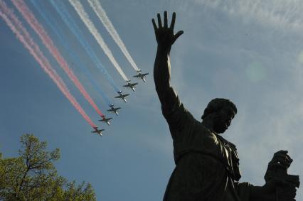 Москва. Штурмовики Су-25 во время парада авиации на Красной площади, в честь 70-летия Победы в Великой Отечественной войне.