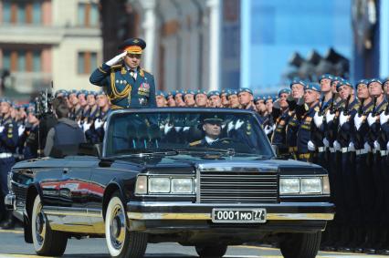 Москва. Министр обороны РФ, генерал армии Сергей Шойгу на автомобиле ЗИЛ во время  Парада на Красной площади, в честь 70-летия Победы в Великой Отечественной войне.