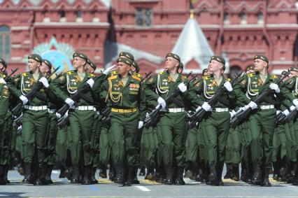 Москва. Курсанты Военной академии радиационной, химической и биологической защиты (РХБЗ) имени Маршала Советского Союза С.К.Тимошенко во время военного парада на Красной площади, в честь 70-летия Победы в Великой Отечественной войне.