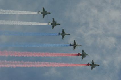 Москва. Штурмовики Су-25 во время парада авиации на Красной площади, в честь 70-летия Победы в Великой Отечественной войне.