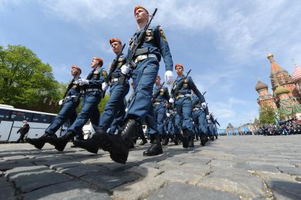 Москва. Курсанты военной академии МЧС РФ во время военного парада на Красной площади, в честь 70-летия Победы в Великой Отечественной войне.