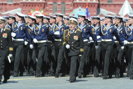 Москва. Курсанты военно-морского училища во время военного парада на Красной площади, в честь 70-летия Победы в Великой Отечественной войне.