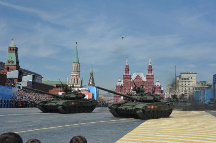 Москва. Танки Т-90А во время военного парада на Красной площади, в честь 70-летия Победы в Великой Отечественной войне.