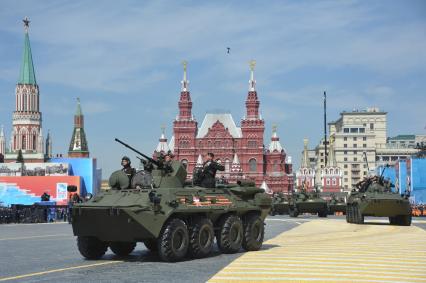 Москва. Бронетранспортер БТР-82А во время военного парада на Красной площади, в честь 70-летия Победы в Великой Отечественной войне.