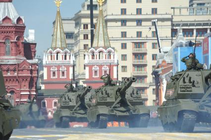 Москва. Дивизионная самоходная гаубица 2С19 `Мста-С` во время военного парада на Красной площади, в честь 70-летия Победы в Великой Отечественной войне.