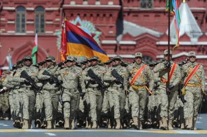 Москва. Военнослужащие Национальной армии Азербайджана во время военного парада на Красной площади, в честь 70-летия Победы в Великой Отечественной войне.