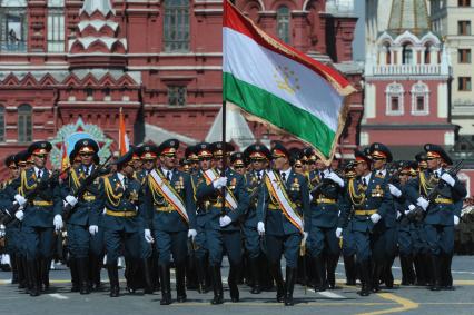 Москва. Военнослужащие Военного института Министерства обороны Республики Таджикистан во время военного парада на Красной площади, в честь 70-летия Победы в Великой Отечественной войне.