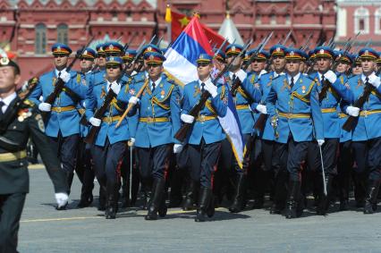 Москва. Военнослужащие подразделения Вооруженных сил Сербии во время военного парада на Красной площади, в честь 70-летия Победы в Великой Отечественной войне.