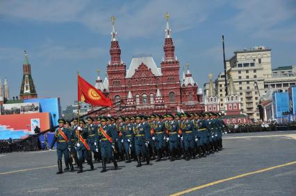 Москва. Курсанты военного института сухопутных войск Вооруженных сил Республики Казахстан во время военного парада на Красной площади, в честь 70-летия Победы в Великой Отечественной войне.