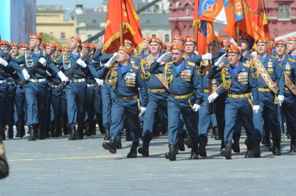 Москва. Военнослужащие МЧС РФ во время военного парада на Красной площади, в честь 70-летия Победы в Великой Отечественной войне.