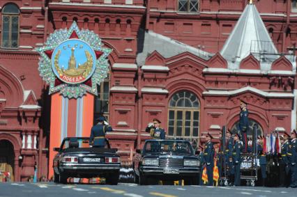 Москва. Министр обороны РФ, генерал армии Сергей Шойгу (слева) и главнокомандующий Сухопутными войсками РФ, генерал-полковник Олег Салюков на автомобилях ЗИЛ во время  Парада на Красной площади, в честь 70-летия Победы в Великой Отечественной войне.