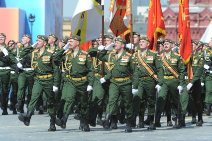 Москва. Военнослужащие 1-ой мобильной бригады войск радиационной, химической и биологической защиты (РХБЗ) и курсанты Военной академии РХБЗ имени Маршала Советского Союза С.К.Тимошенко во время военного парада на Красной площади, в честь 70-летия Победы в Великой Отечественной войне.