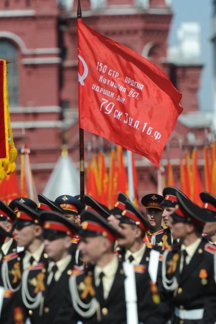 Москва. Военнослужащие со Знаменем Победы во время военного парада на Красной площади, в честь 70-летия Победы в Великой Отечественной войне.