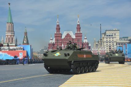 Москва. Бронетранспортер БТР-МД `Ракушка` во время военного парада на Красной площади, в честь 70-летия Победы в Великой Отечественной войне.