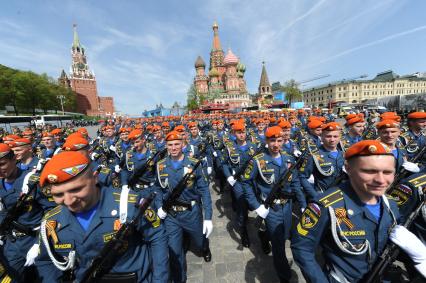 Москва. Курсанты военной академии МЧС РФ во время военного парада на Красной площади, в честь 70-летия Победы в Великой Отечественной войне.