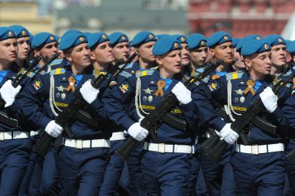 Москва. Курсанты военного училища во время военного парада на Красной площади, в честь 70-летия Победы в Великой Отечественной войне.