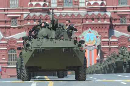 Москва. Бронетранспортер БТР-82А во время военного парада на Красной площади, в честь 70-летия Победы в Великой Отечественной войне.