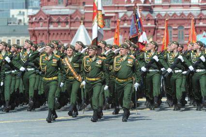 Москва. Военнослужащие 1-ой мобильной бригады войск радиационной, химической и биологической защиты (РХБЗ) и курсанты Военной академии РХБЗ имени Маршала Советского Союза С.К.Тимошенко во время военного парада на Красной площади, в честь 70-летия Победы в Великой Отечественной войне.