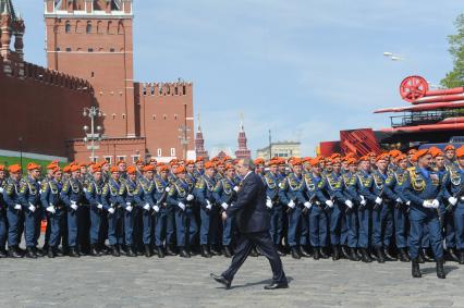 Москва. Военнослужащие и министр МЧС РФ Владимир Пучков (в центре)  после военного парада на Красной площади, в честь 70-летия Победы в Великой Отечественной войне.