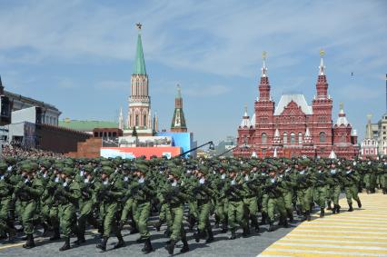 Москва. Военнослужащие в боевой экипировке `Ратник`во время военного парада на Красной площади, в честь 70-летия Победы в Великой Отечественной войне.