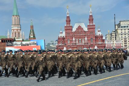 Москва. Военнослужащие в военной форме времен Великой Отечественной войны во время военного парада на Красной площади, в честь 70-летия Победы в Великой Отечественной войне.