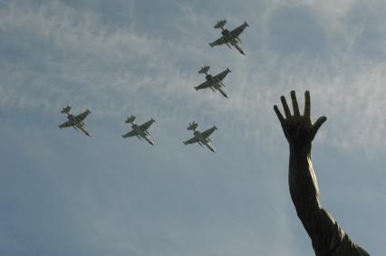 Москва. Бронированные дозвуковые штурмовики Су-25СМ во время парада авиации на Красной площади, в честь 70-летия Победы в Великой Отечественной войне.