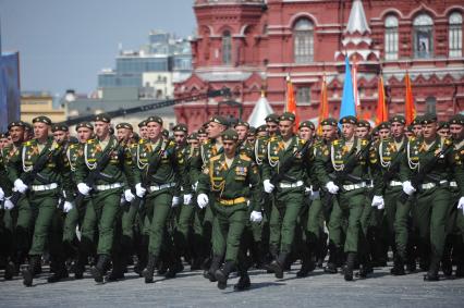 Москва. Военнослужащие парадных расчетов во время военного парада на Красной площади, в честь 70-летия Победы в Великой Отечественной войне.