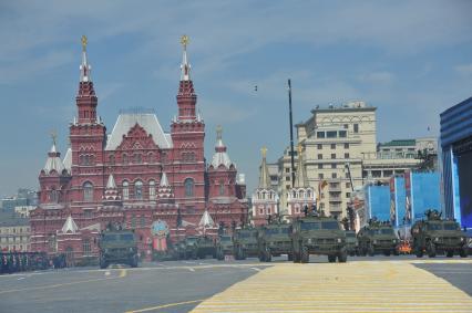 Москва. Бронеавтомобили `Тигр` с противотанковым ракетным комплексом `Корнет` во время военного парада на Красной площади, в честь 70-летия Победы в Великой Отечественной войне.