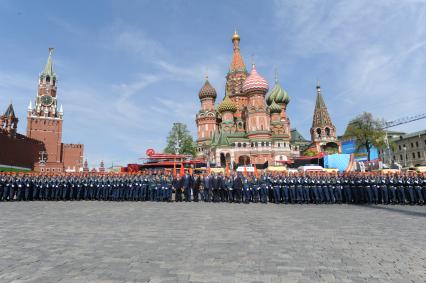 Москва. Военнослужащие и министр МЧС РФ Владимир Пучков (в центре) фотографируются после военного парада на Красной площади, в честь 70-летия Победы в Великой Отечественной войне.