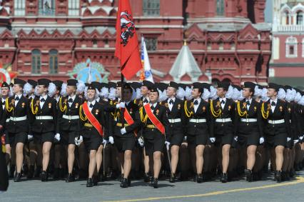 Москва. Учащиеся Московского пансиона государственных воспитанниц во время военного парада на Красной площади, в честь 70-летия Победы в Великой Отечественной войне.