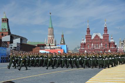 Москва. Военнослужащие парадных расчетов во время военного парада на Красной площади, в честь 70-летия Победы в Великой Отечественной войне.