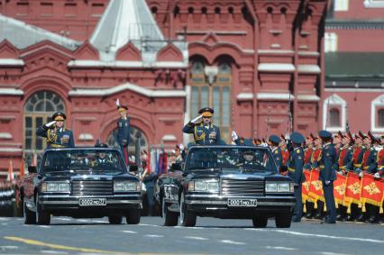 Москва. Министр обороны РФ, генерал армии Сергей Шойгу (справа) и главнокомандующий Сухопутными войсками РФ, генерал-полковник Олег Салюков на автомобилях ЗИЛ во время  Парада на Красной площади, в честь 70-летия Победы в Великой Отечественной войне.