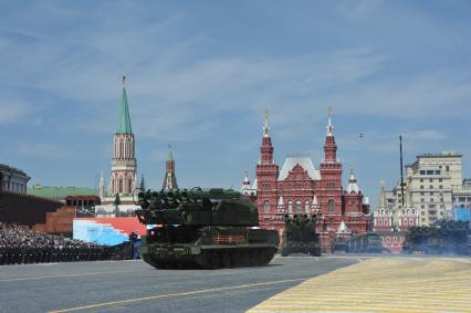 Москва. Самоходный зенитный ракетный комплекс `Бук` во время военного парада на Красной площади, в честь 70-летия Победы в Великой Отечественной войне.