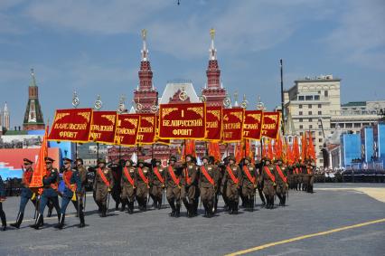 Москва. Военнослужащие в военной форме времен Великой Отечественной войны во время военного парада на Красной площади, в честь 70-летия Победы в Великой Отечественной войне.