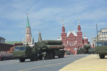 Москва. Зенитные ракетные комплексы (ЗРК) С-400 `Триумф` во время военного парада на Красной площади, в честь 70-летия Победы в Великой Отечественной войне.