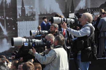 Москва. Фотокорреспонденты во время работы на военном параде на Красной площади, в честь 70-летия Победы в Великой Отечественной войне.