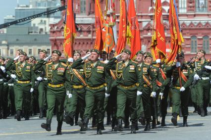 Москва. Военнослужащие Сухопутных войск РФ во время военного парада на Красной площади, в честь 70-летия Победы в Великой Отечественной войне.