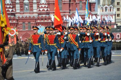 Москва. Военнослужащие роты почетного караула сухопутных войск во время военного парада на Красной площади, в честь 70-летия Победы в Великой Отечественной войне.