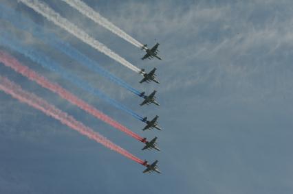 Москва. Штурмовики Су-25 во время парада авиации на Красной площади, в честь 70-летия Победы в Великой Отечественной войне.