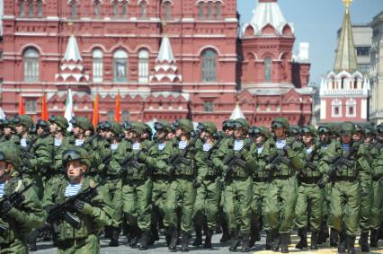 Москва. Военнослужащие в боевой экипировке `Ратник`во время военного парада на Красной площади, в честь 70-летия Победы в Великой Отечественной войне.