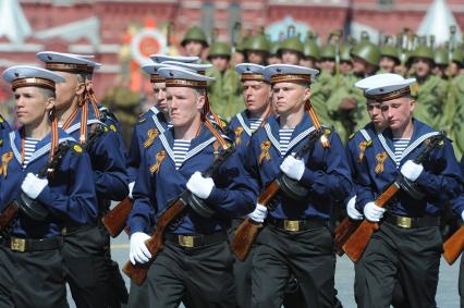 Москва. Военнослужащие в военной форме времен Великой Отечественной войны во время военного парада на Красной площади, в честь 70-летия Победы в Великой Отечественной войне.