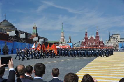 Москва. Военнослужащие МЧС РФ во время военного парада на Красной площади, в честь 70-летия Победы в Великой Отечественной войне.